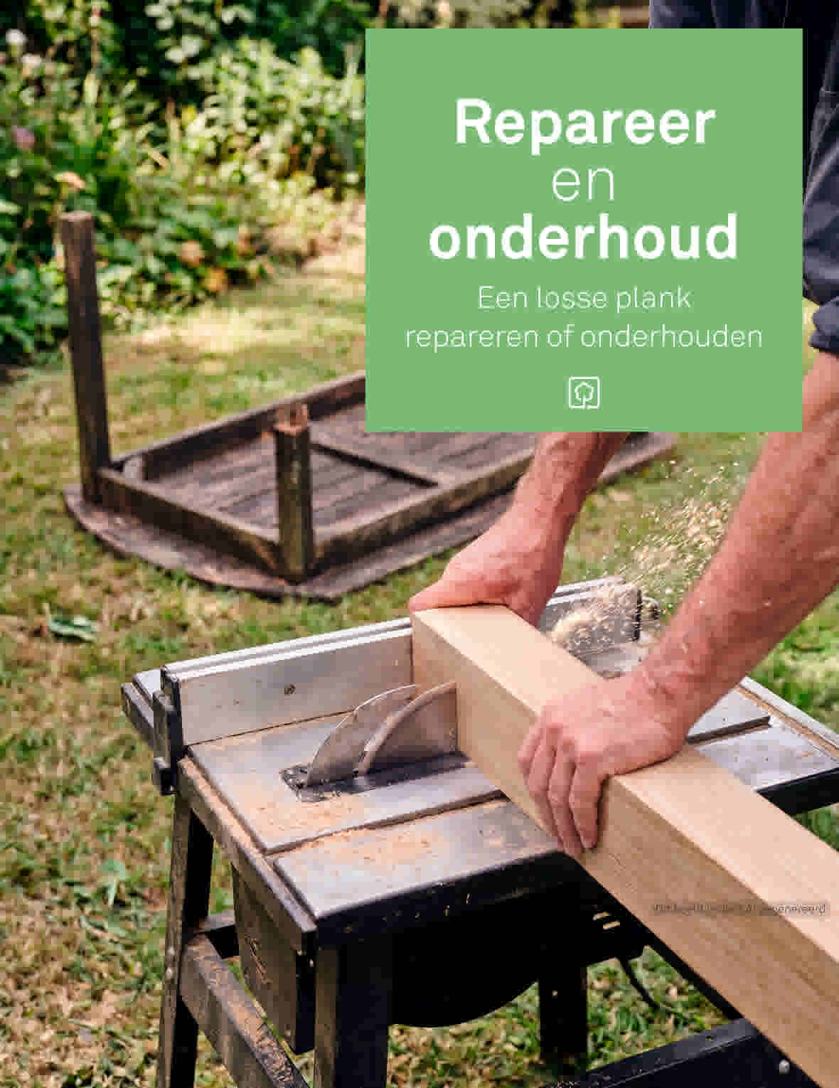 Persoon zaagt houten plank op tafelzaag in tuin met tekst 'Repareer en onderhoud' op groen vlak