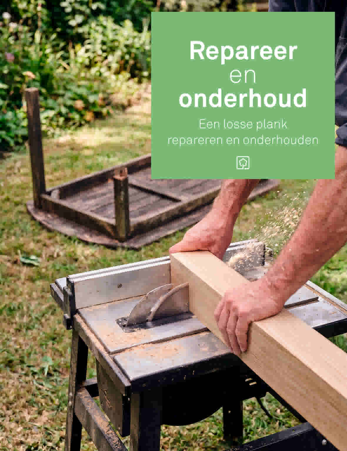 Man zit op de vloer en schroeft glimlachend een houten meubel in elkaar met een schroevendraaier. Klemmen houden het hout vast.