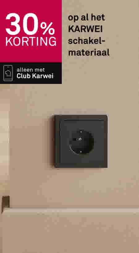 Zwart stopcontact op beige muur met rode banner die 30% korting toont op KARWEI schakelmateriaal via Club Karwei.