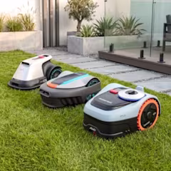 Robotmaaiers in de tuin op gras