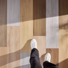 iemand loopt over een houten vloer