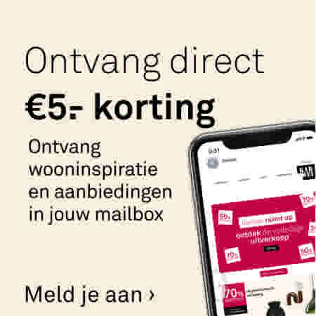 Smartphone toont de Karwei-app met aanbiedingen. Tekst: ontvang €5 korting en wooninspiratie in jouw mailbox.