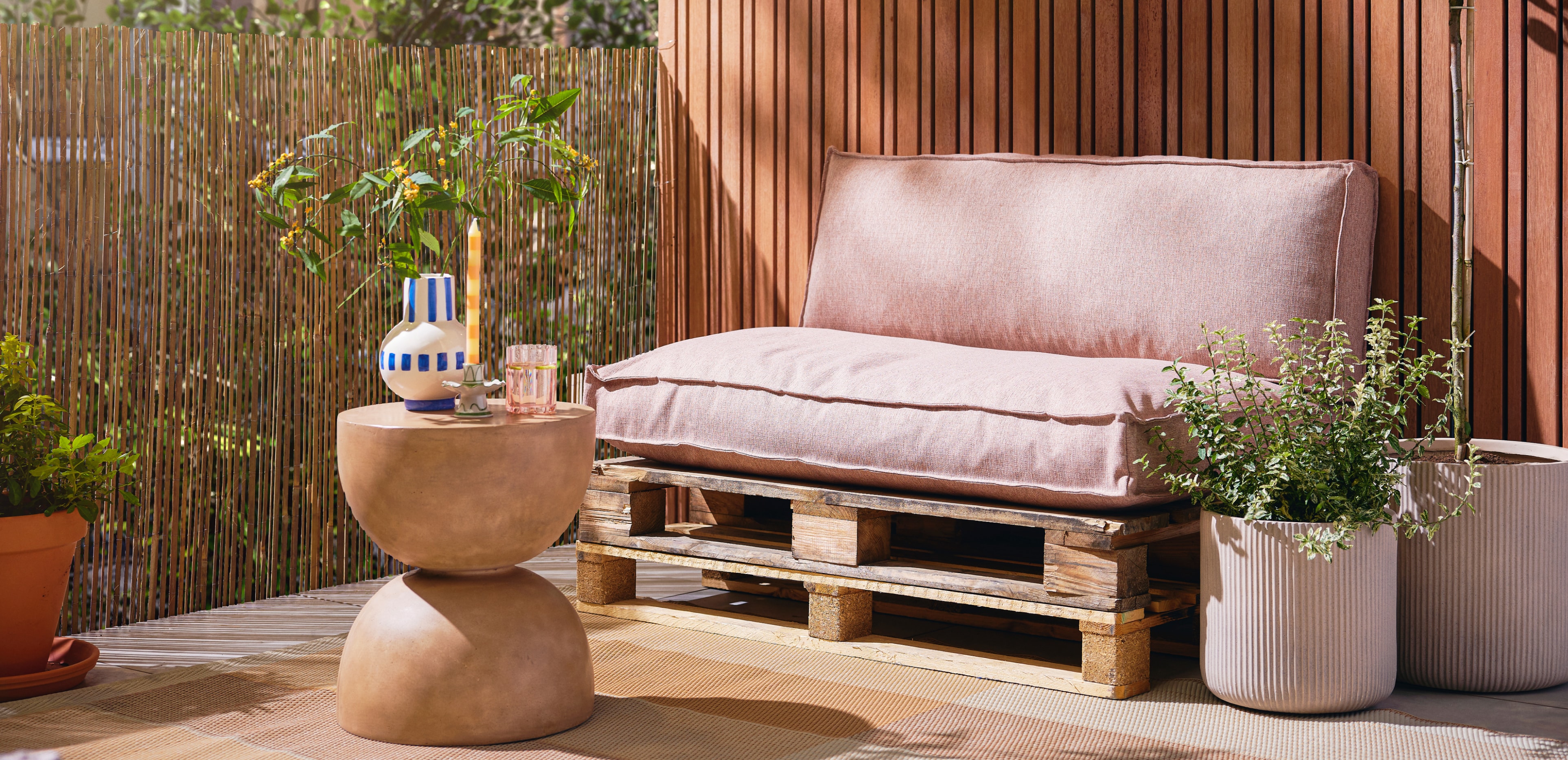 Zelf een loungehoek maken van oude pallets - Karwei