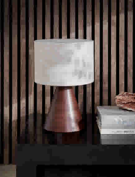 Tafellamp met houten voet en stoffen kap op nachtkastje 