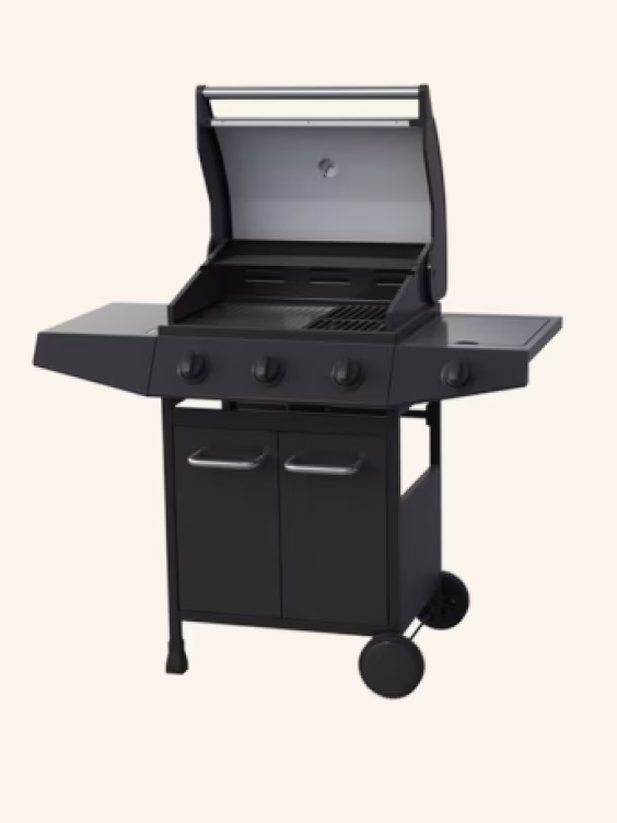 Barbecue aanbieding met tot 50% korting via Club Karwei:  Zwarte gasbarbecue met open deksel, drie knoppen, zijplanken, onderkast met deurtjes en wielen.