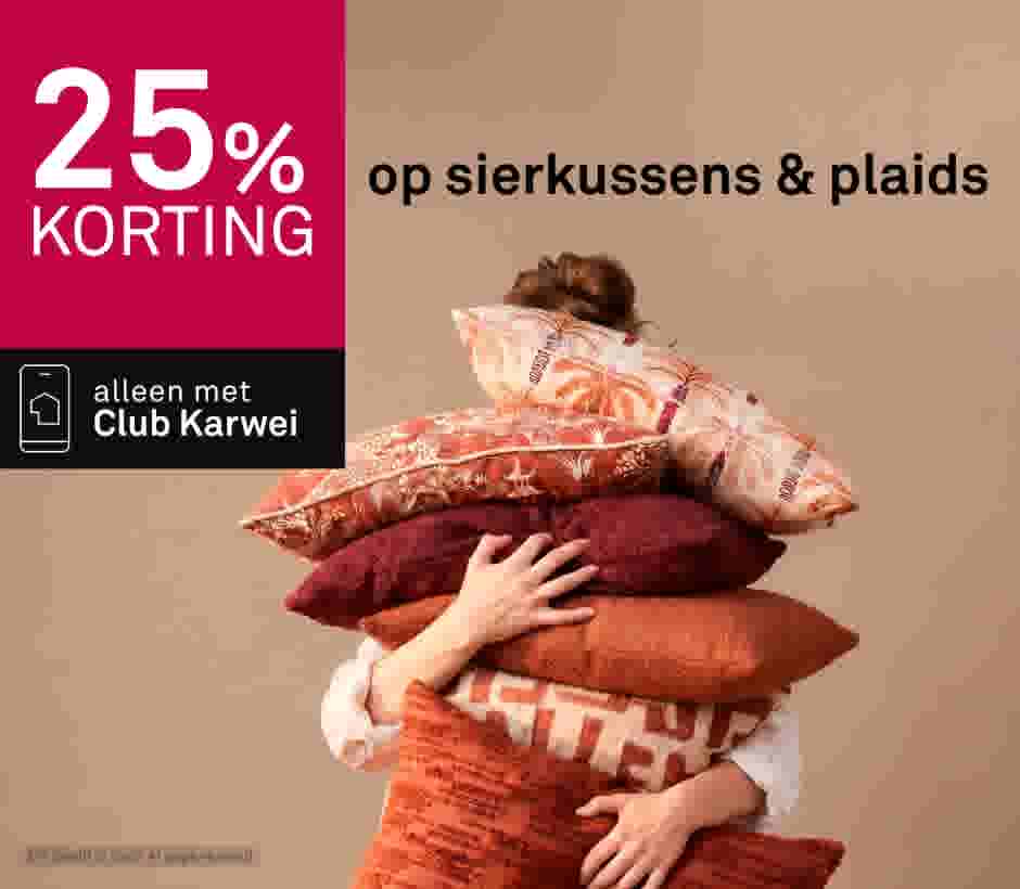 25% korting op sierkussens & plaids. Alleen met Club Karwei. Vrouw draagt stapel kleurrijke sierkussens en plaids.