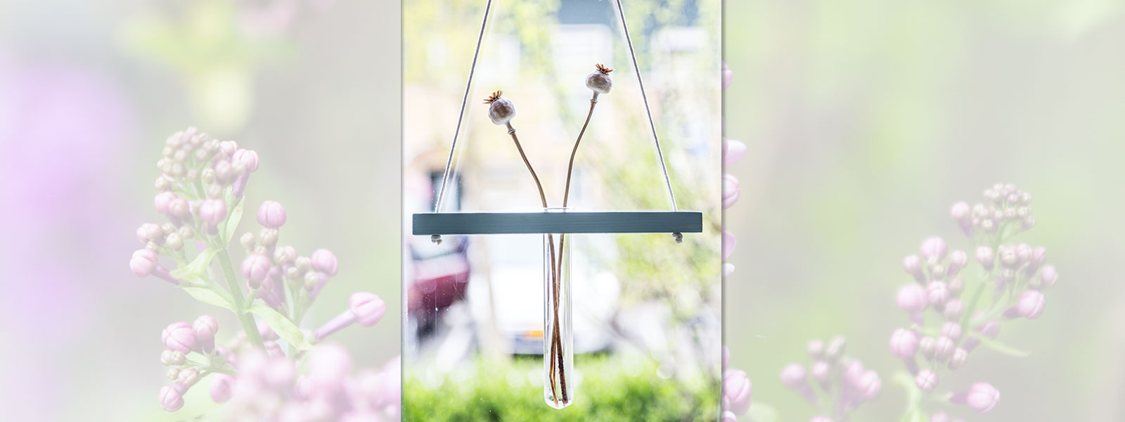 Reageerbuisje met bloemen als hangvaasje