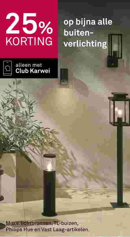 Drie zwarte buitenlampen verlichten een terras: een padverlichting, wandlamp en lantaarnpaal. Tekst: 25% korting op buitenverlichting.