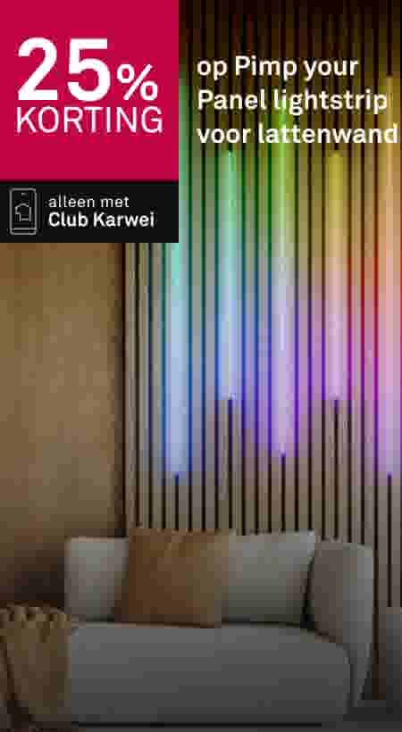 Kleurrijke LED-panelen op houten lattenwand achter grijze bank met 25% kortingsaanbieding voor Club Karwei leden.
