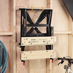Workmate werkbank opgehangen aan houten muur