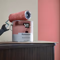 verfpot met Karwei Rosewood muurverf en een verfroller