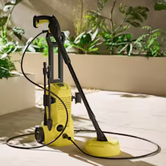 man maakt tegels schoon met hogedrukreiniger