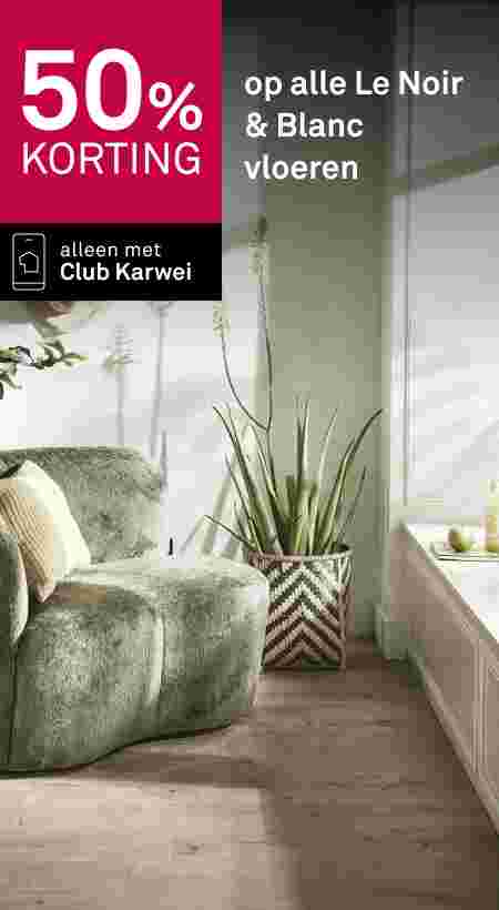 50% korting op Le Noir & Blanc vloeren, alleen met Club Karwei. Sfeervolle woonkamer met grijze fauteuil en lichte houten vloer.