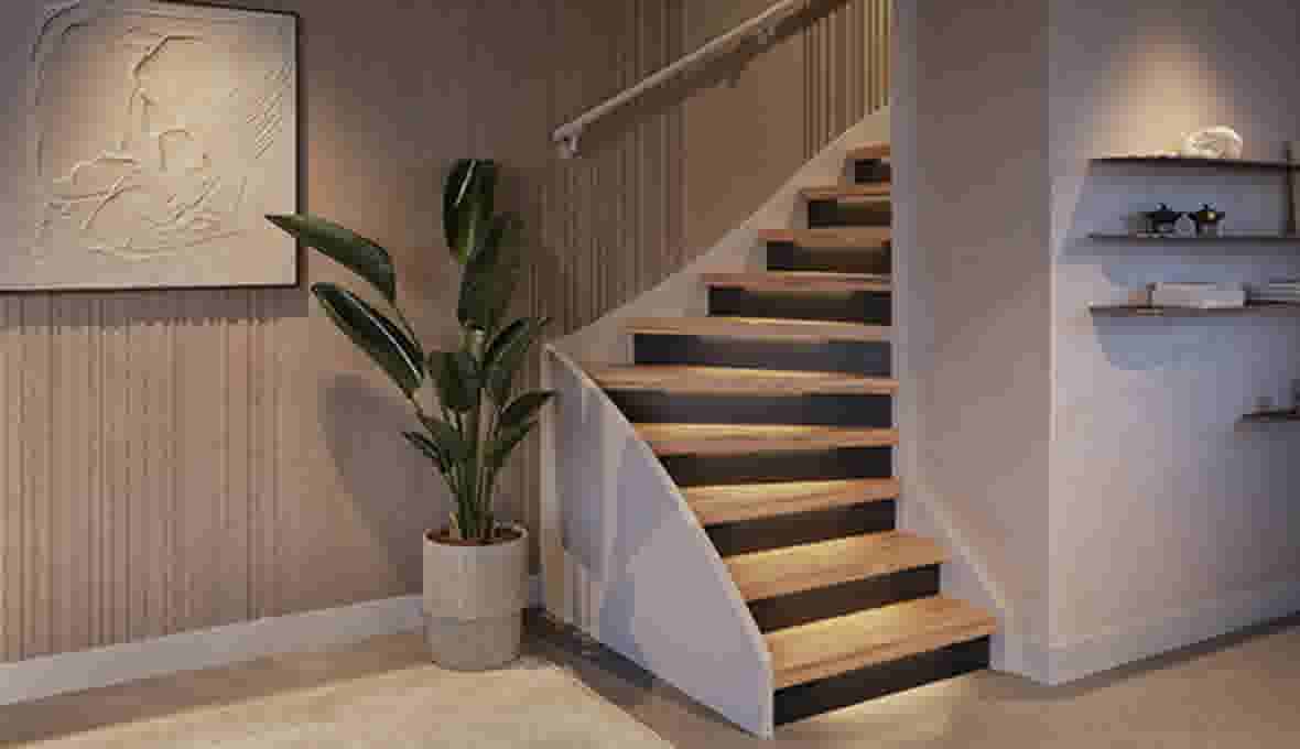 Modern trap met houten treden, witte leuning en subtiele trapverlichtingverlichting