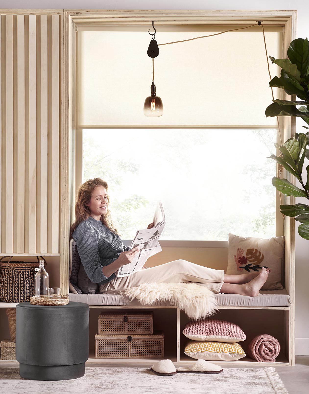 DIY houten vensterbank-zitje met kussen en woonaccessoires