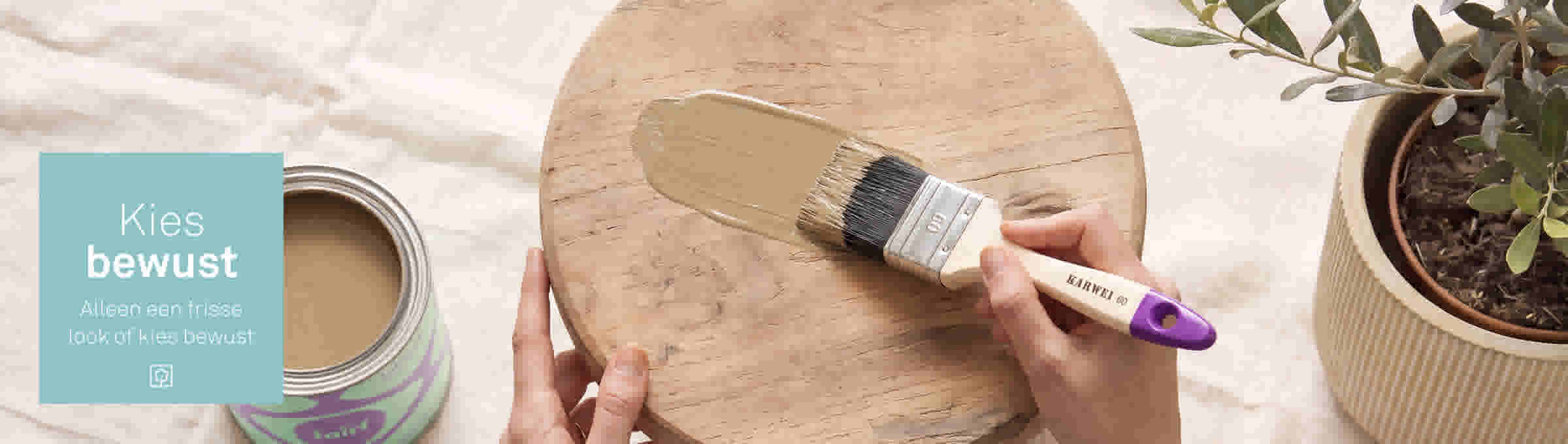 Een houten krukje krijgt een nieuw laagje verf met een Karwei kwast en een mooie natural living bloempot aan de zijkant