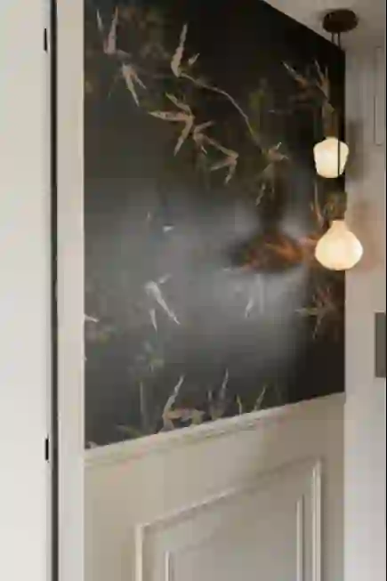 Toilet met lambrisering en behang DIY