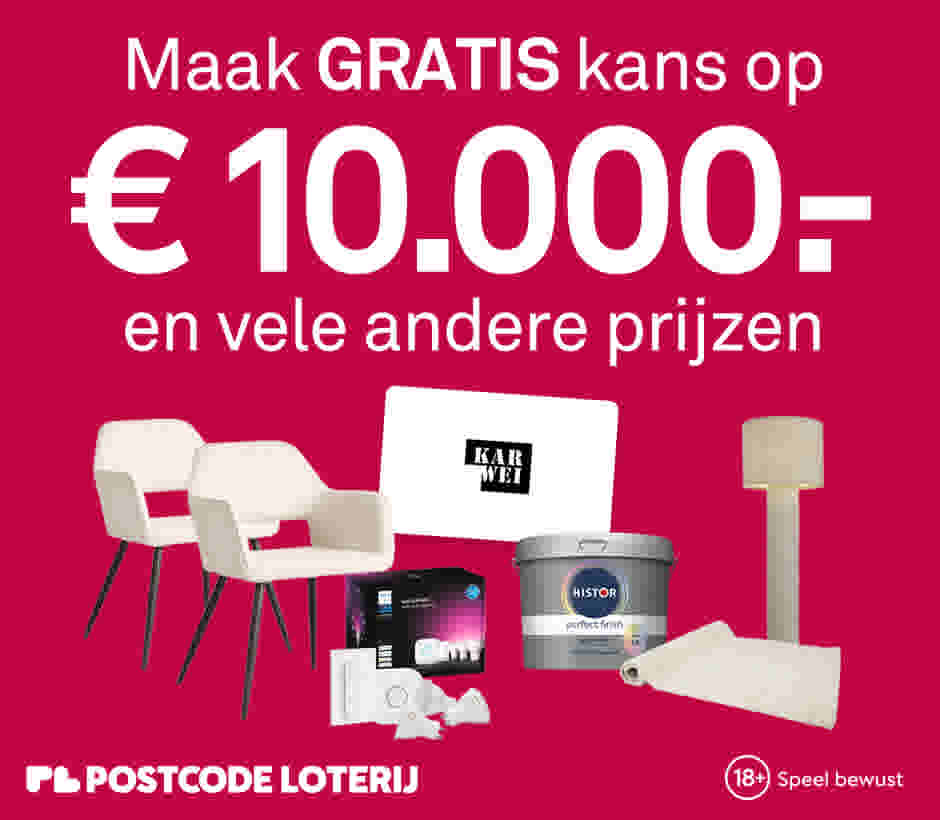 Roze advertentie voor Postcode Loterij met tekst over gratis kans op €10.000 en afbeeldingen van prijzen zoals stoelen en verf.