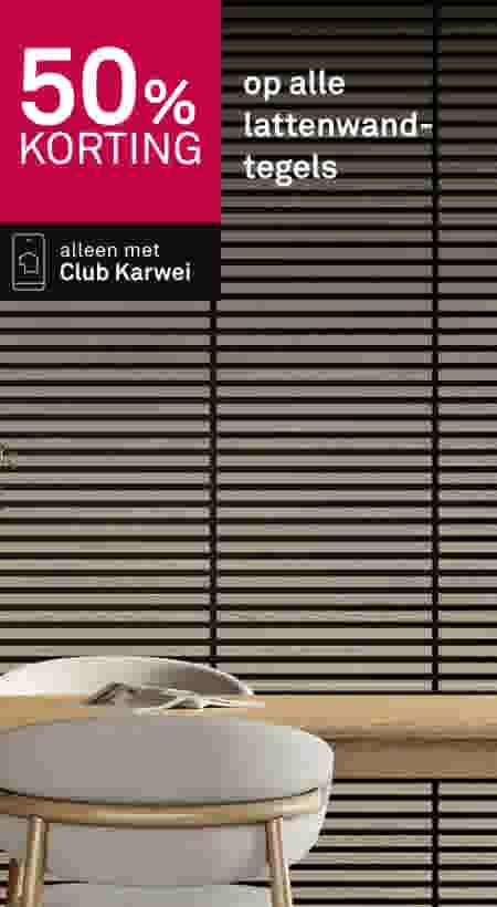 50% korting op alle lattenwandtegels, alleen met Club Karwei, getoond met moderne horizontale strepen en stoel.