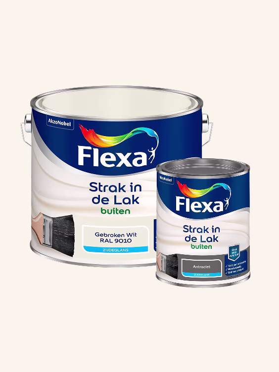 Twee verfblikken Flexa Strak in de Lak buiten, één groot wit blik en één kleiner antraciet blik, op beige achtergrond.
