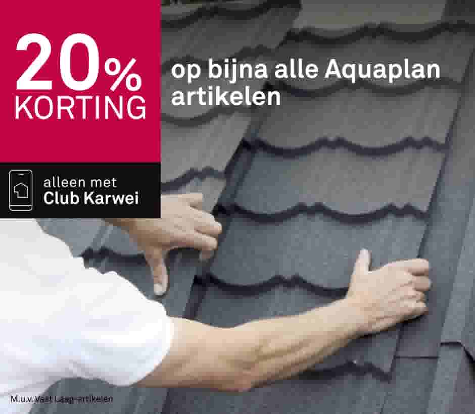 Handen plaatsen grijze dakpannen met promotie 20% korting op Aquaplan artikelen alleen met Club Karwei.