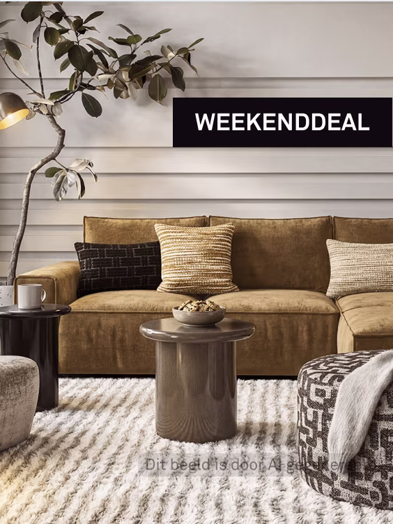 Moderne woonkamer met beige bank, decoratieve kussens, ronde salontafel en plant met tekst 'WEEKENDDEAL'