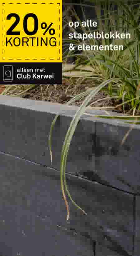 Grijze stapelblokken vormen een verhoogd border met planten. Tekst: 20% korting op alle stapelblokken & elementen, alleen met Club Karwei.