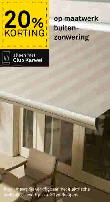 Beige gestreepte uitschuifbare zonwering boven een terras met stoelen. Tekst: 20% korting op maatwerk buitenzonwering, alleen met Club Karwei.