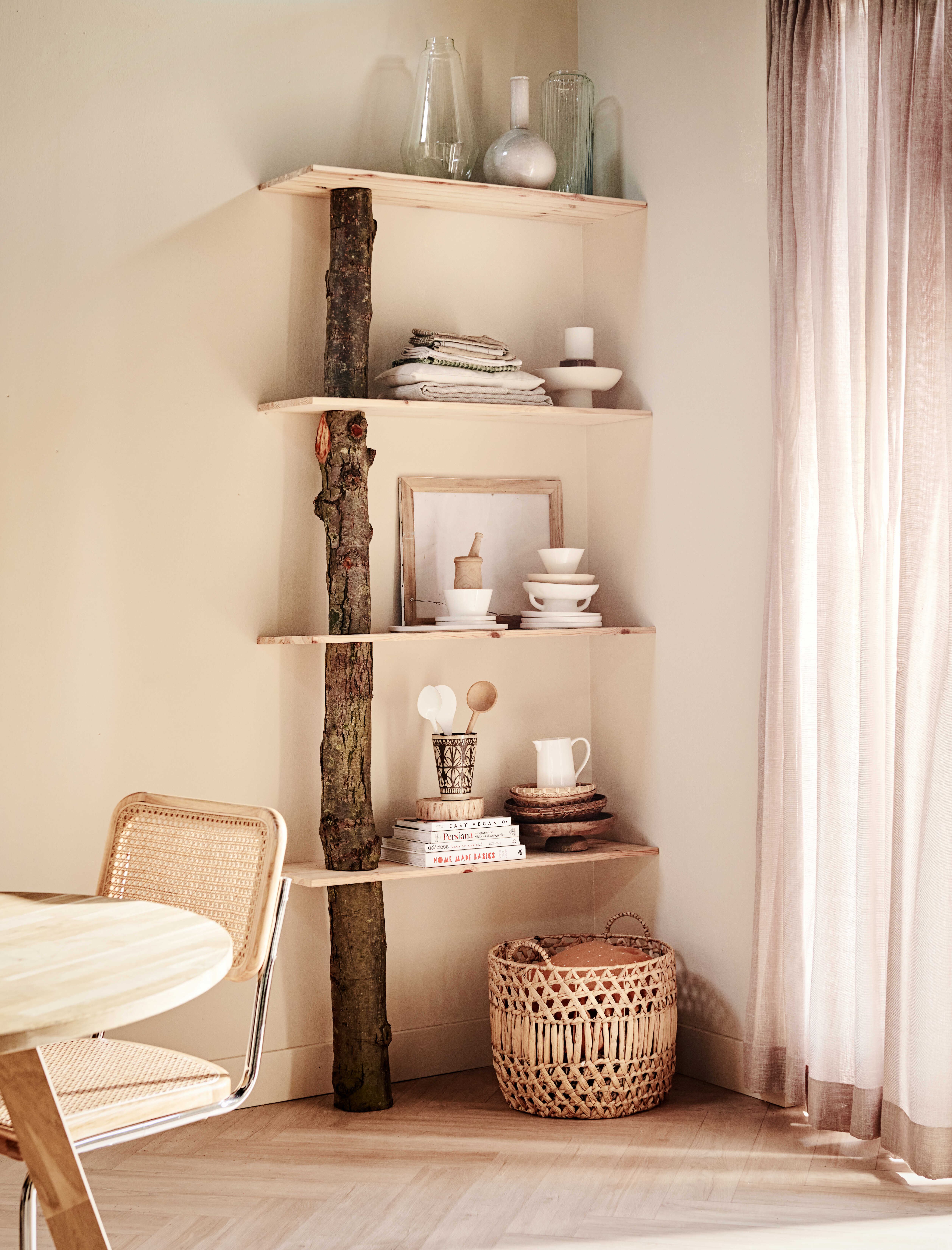 DIY boomstam plankjes aan de muur