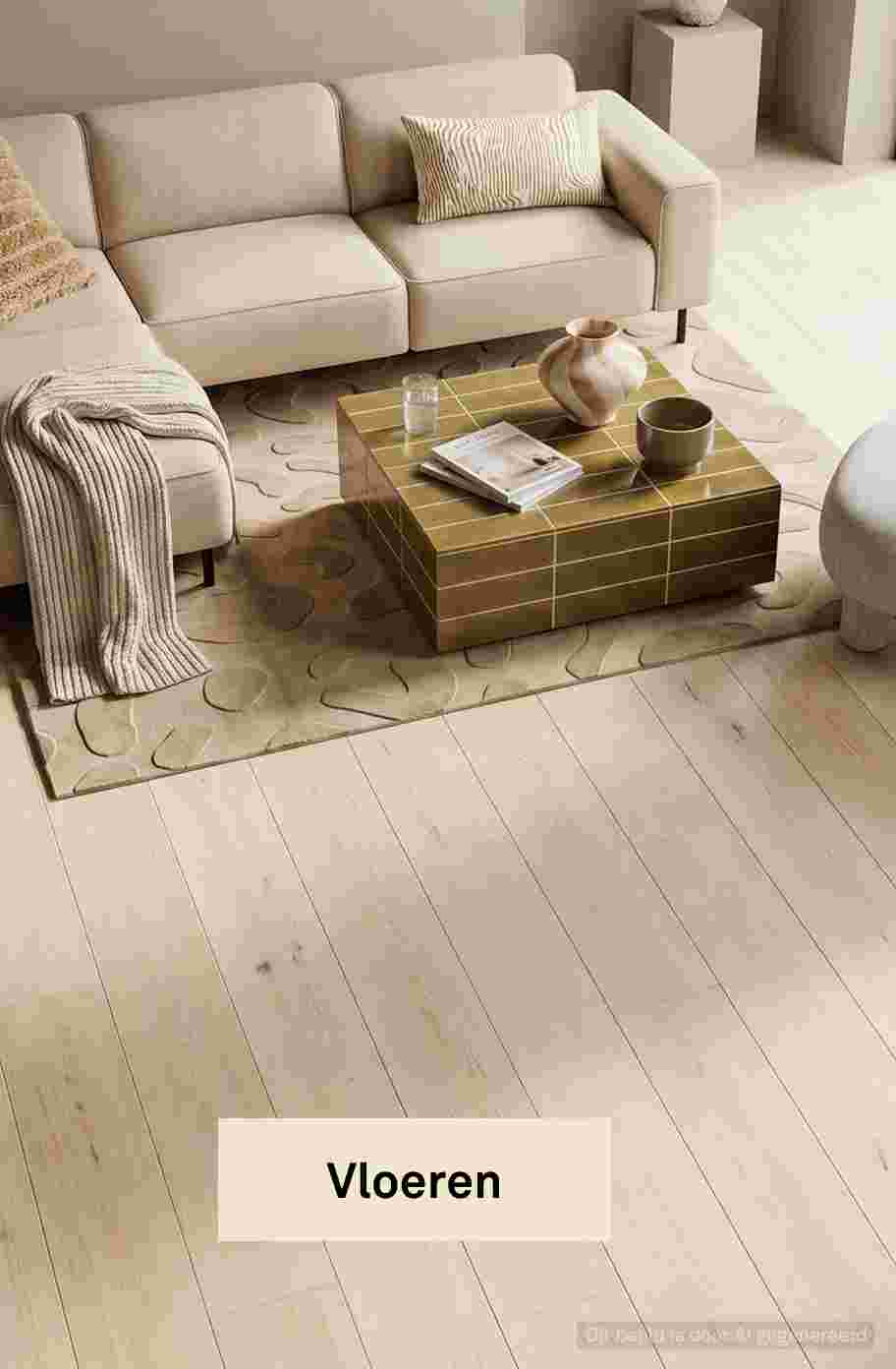 Moderne woonkamer met beige bank, gouden salontafel en lichte houten vloer in neutrale tinten.