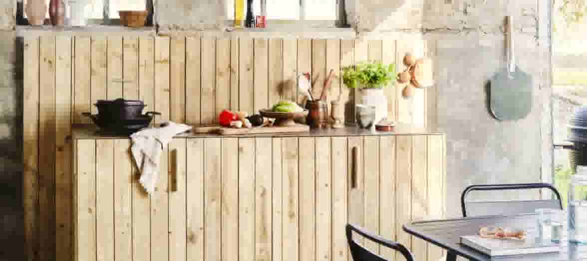 DIY: Maak jouw eigen buitenbar met latjes