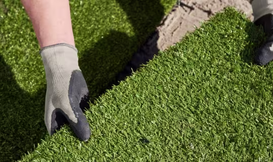 Hoe leg ik kunstgras aan?