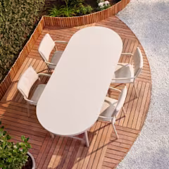 beige tuintafel met tuinstoelen op houten vlonders