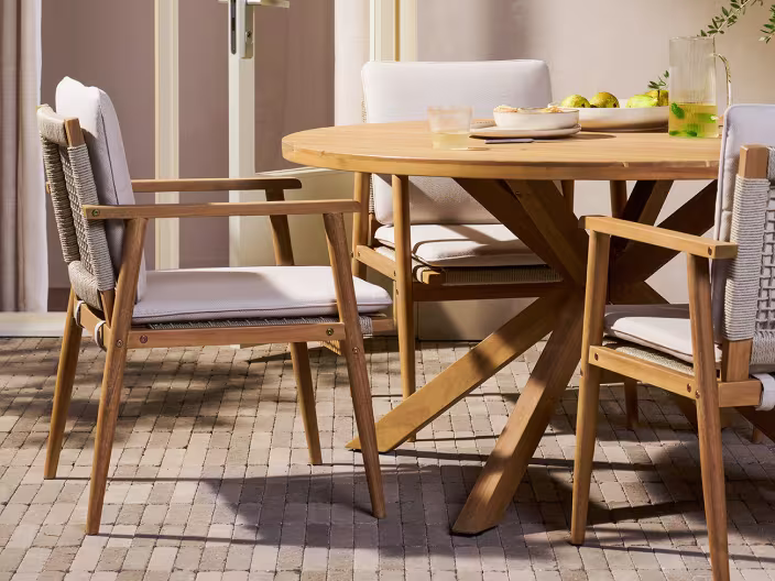 houten tuintafel met tuinstoelen