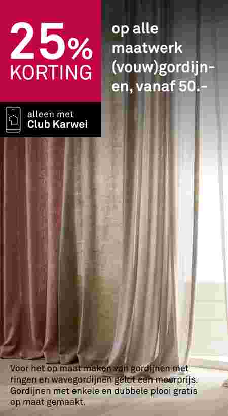 Elegante maatwerk vouwgordijnen in roze en beige tinten, hangend voor een raam. 25% korting, alleen met Club Karwei.
