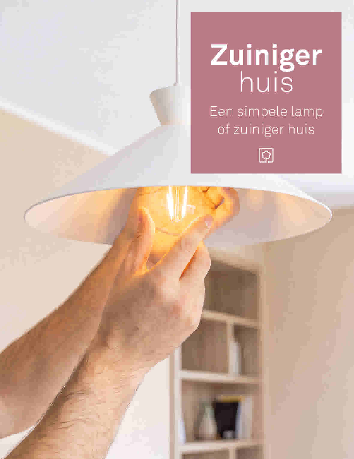 Handen instaleren een warm-kleurige duurzame lamp met een witte kap