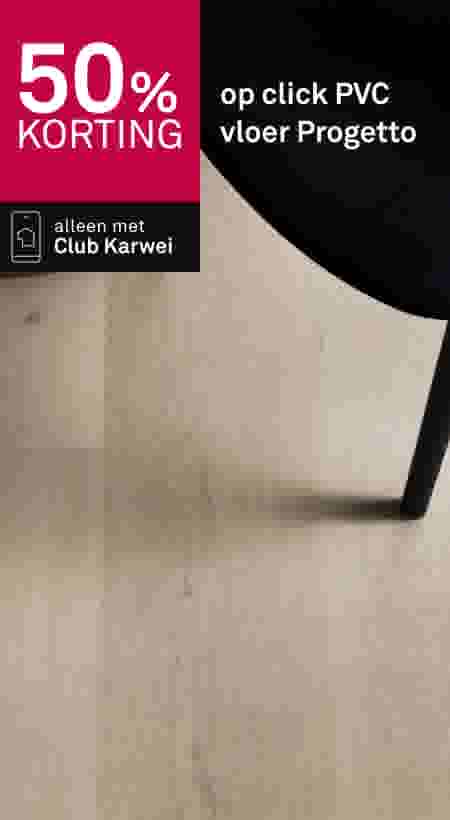50% korting op click PVC vloer Progetto, alleen met Club Karwei, lichte houtlook vloer met zwarte stoelpoot.