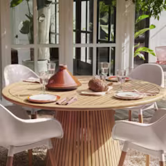 houten loungebank met gele kussens