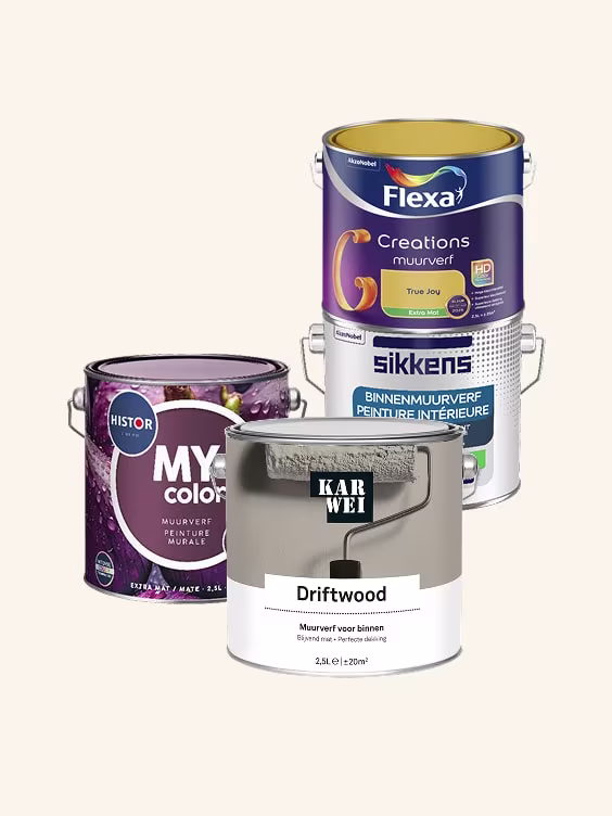 Vier verfblikken van verschillende merken: Histor MY color paars, Flexa Creations geel, Sikkens wit en Karwei Driftwood grijs.