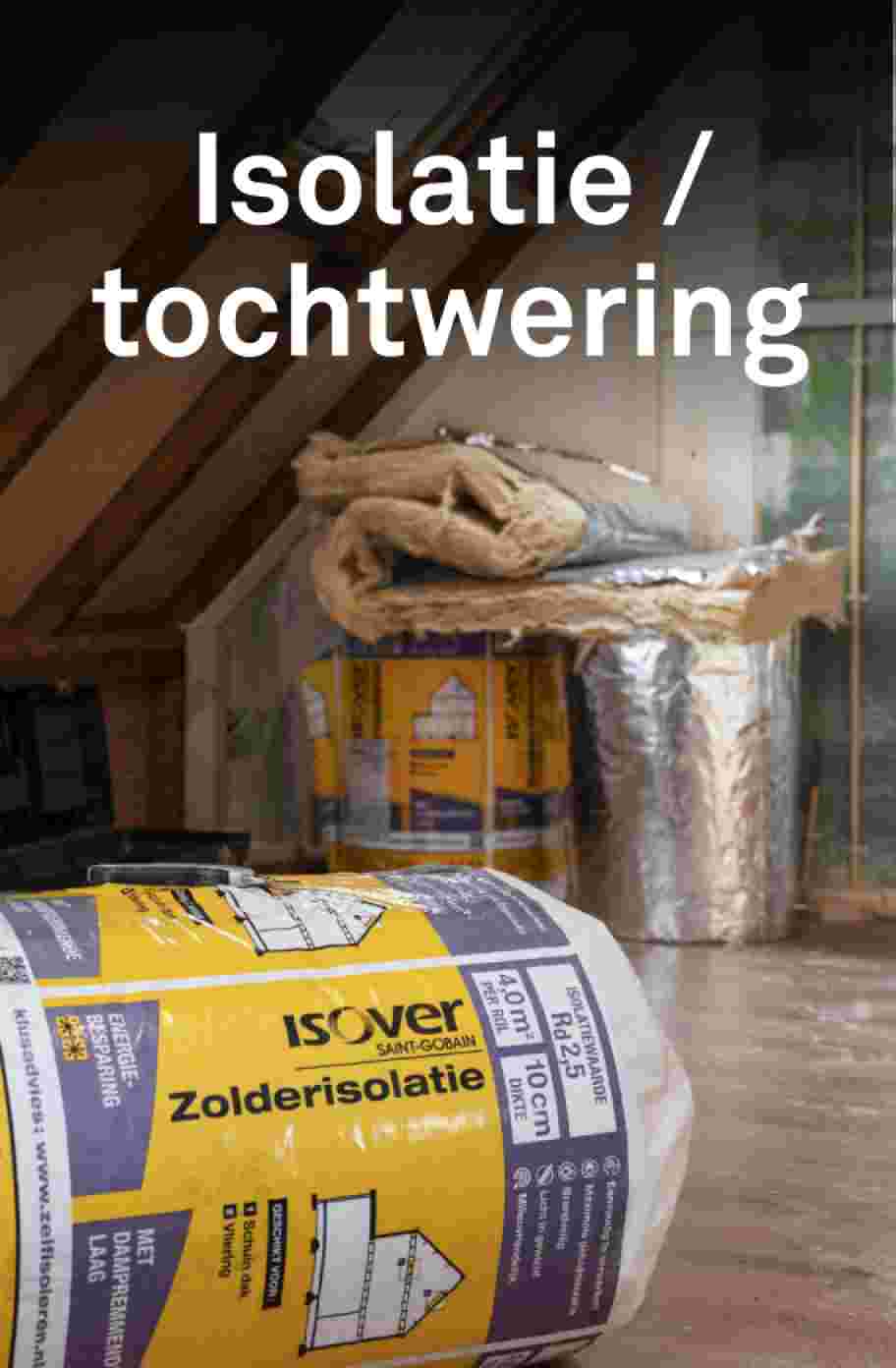 Zolderisolatie in de verpakking geplaatst op de zolder tijdens het klussen