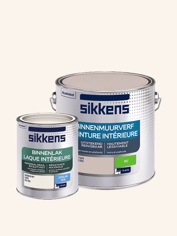 Twee Sikkens verfblikken, een kleine binnenlak en een grote binnenmuurverf, beide met blauw-wit etiket op beige achtergrond.