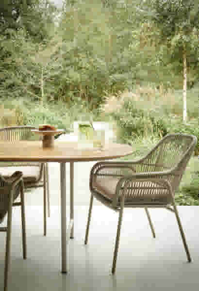Eettafelstoelen in moderne tuin