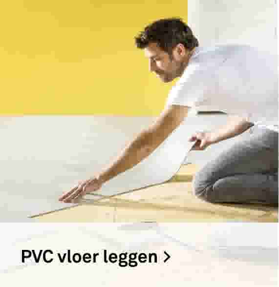 PVC vloer leggen. Sfeerbeeld van een man die op zijn knieën een PVC-vloerplank legt, voor een gele muur.
