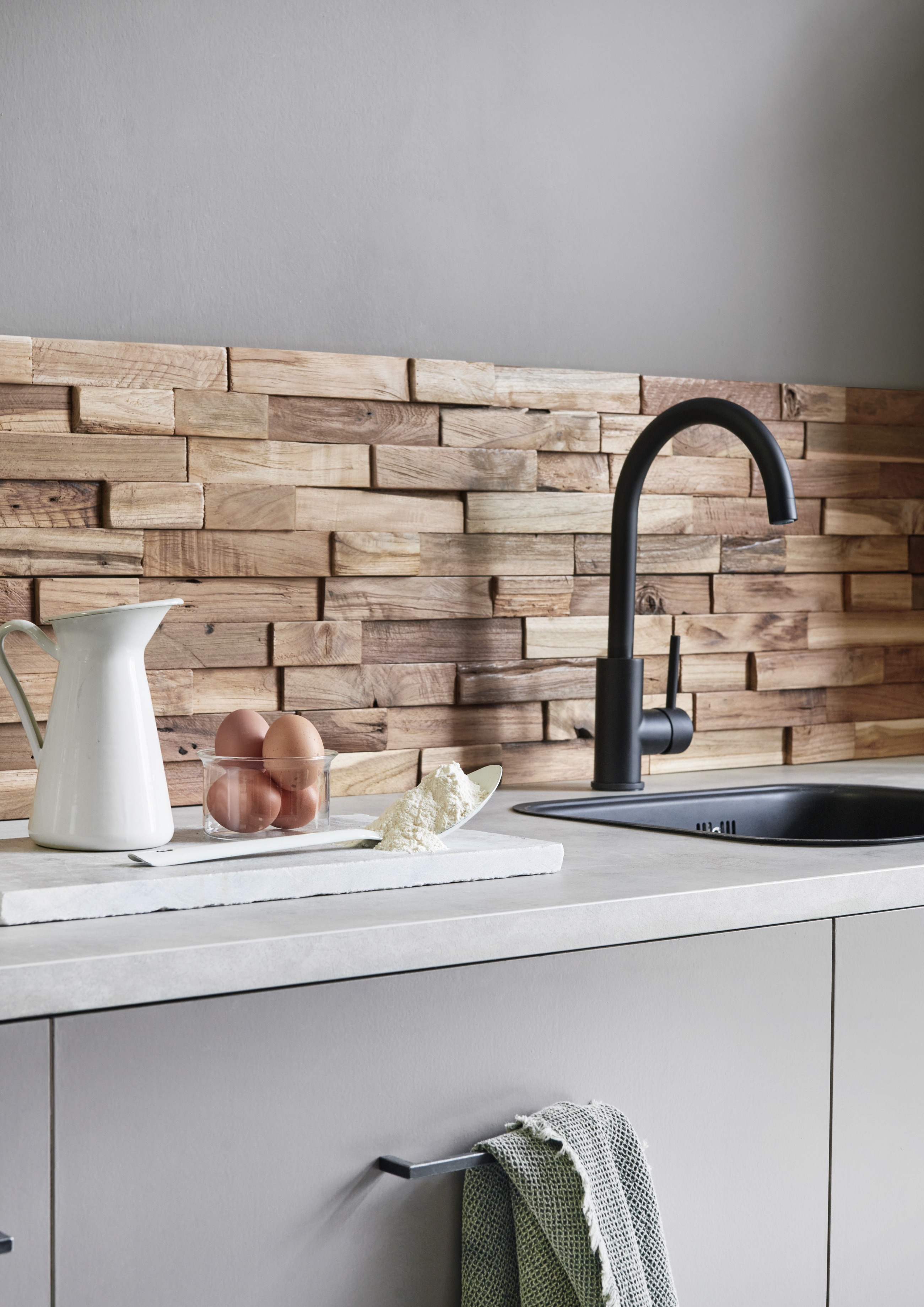 Creatief muuridee: plakhout op de muur