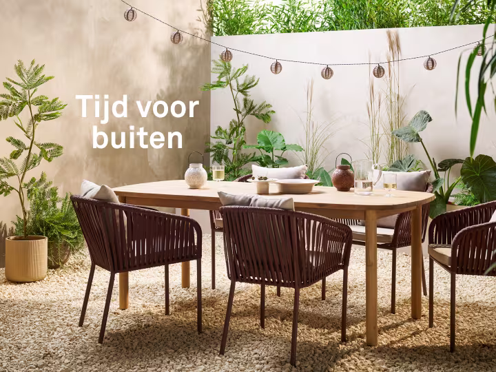 tuin met tuinset en tuinverlichting