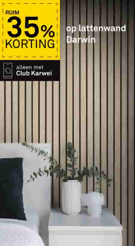 Slaapkamer met houten lattenwand Darwin, wit nachtkastje met vaas en plant. Aanbieding: ruim 35% korting, alleen met Club Karwei.