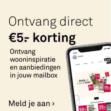 Smartphone toont de Karwei nieuwsbrief met aanbiedingen. Tekst: ontvang €5 korting en wooninspiratie in jouw mailbox.
