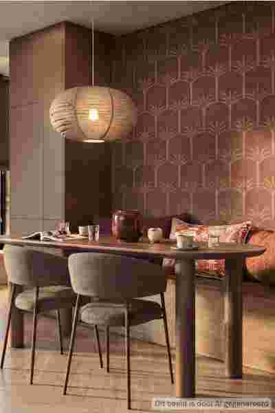 Moderne eetkamer met bruine tinten, papieren hanglamp, donkere houten tafel, grijze stoelen en art deco behang.