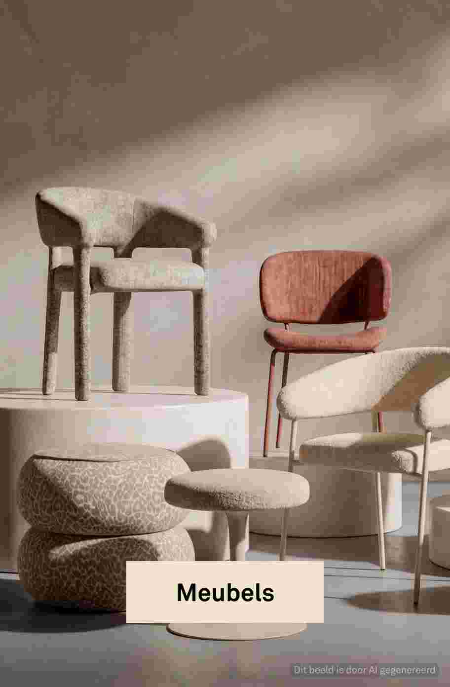 Moderne designstoelen en poefs in beige, roze en wit met zachte bekleding, gerangschikt in een lichte ruimte.