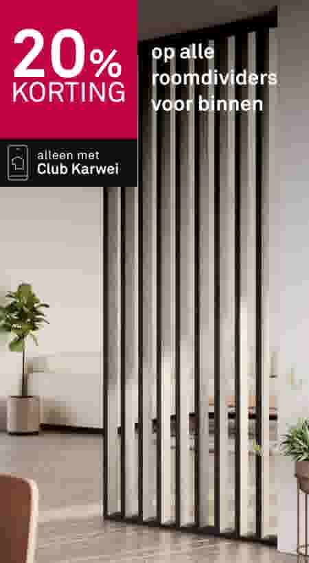 Moderne zwarte verticale roomdivider in woonkamer met 20% korting banner en Club Karwei logo